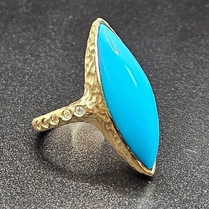 14k massief geelgouden gehamerde ring met 0,22 kt. SI1-zuiverheid, G-kleur natuurlijke briljante diamanten en 7,85 kt. 27 x 8 mm natuurlijk AAA-turkoois.