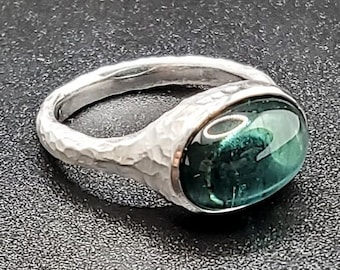 14k massivt vitgulds hamrad ring med 8,50 ct. 14 x 10 mm oval formad naturlig kricka blågrön turmalin.