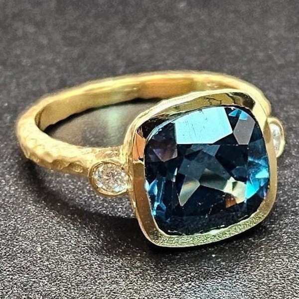 Bague martelée en or jaune massif 14 carats de 0,17 ct. Clarté SI1, diamants brillants naturels de couleur G et 7,70 ct. Topaze bleue naturelle de Londres AAA.