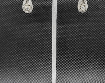 14k solid white gold vintage design diamond earrings with 1.07 ct. SI1 clarity, G color natural brilliant diamonds.