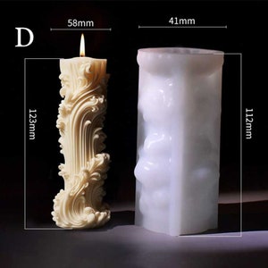 K&ouml;nnte beinhalten: Eine wei&szlig;e Silikon-Kerzenform mit einem detaillierten Design. Die Form ist 11,2 cm hoch und 4,1 cm breit. Die Form befindet sich neben einer fertigen Kerze, die 12,2 cm hoch und 4,1 cm breit ist. Die Kerze ist aus beigefarbenem Wachs und hat ein detailliertes Design.