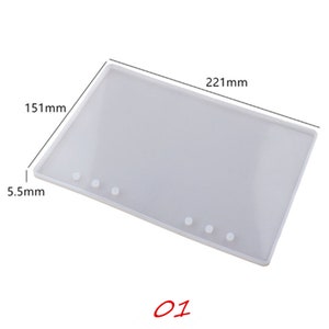 Pu&ograve; includere: Uno stampo in silicone trasparente per la colata di resina, che misura 221 mm per 151 mm. Lo stampo ha cinque piccoli cerchi per creare fori nel pezzo di resina.