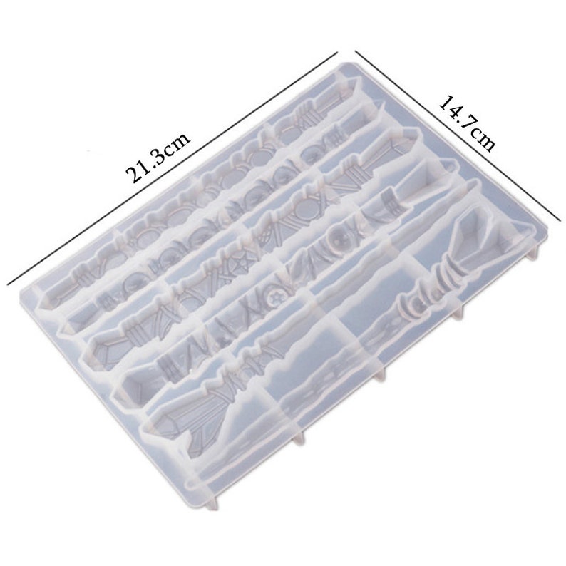 Puede incluir: Un molde de silicona transparente para hacer manualidades de resina. El molde mide 21,3 cm de largo y 14,7 cm de ancho. Presenta seis dise&ntilde;os diferentes de varitas.