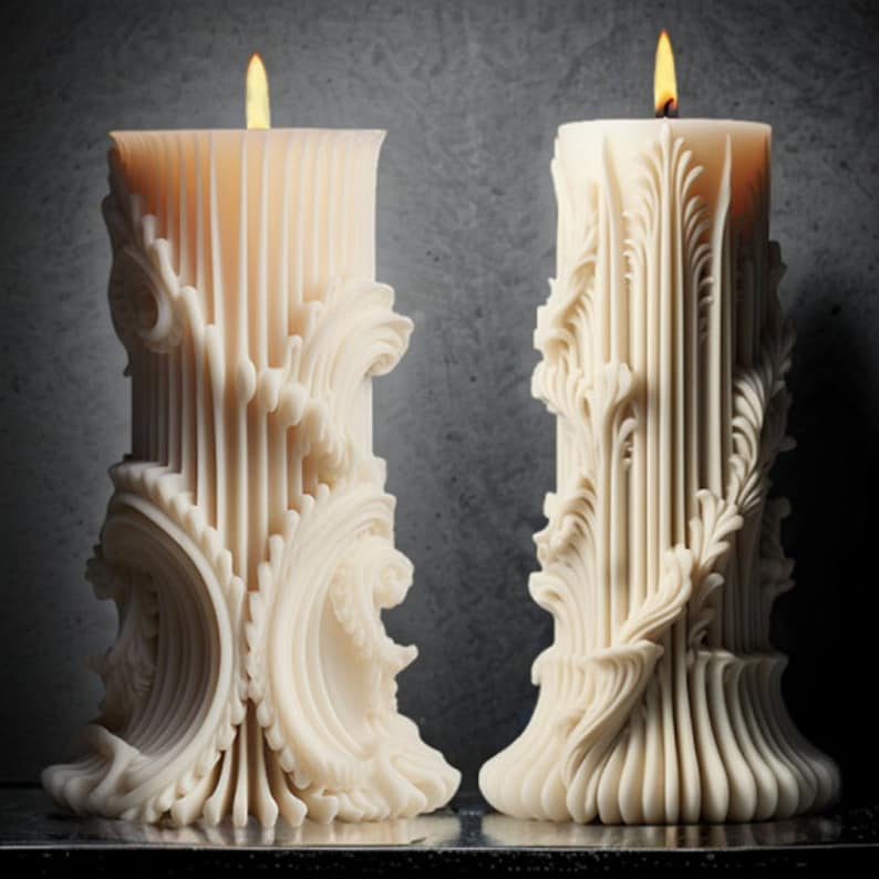 K&ouml;nnte beinhalten: Zwei hohe, wei&szlig;e, dekorative Kerzen mit komplizierten, verzierten Designs. Die Kerzen sind angez&uuml;ndet und haben einen warmen, gelben Schein.