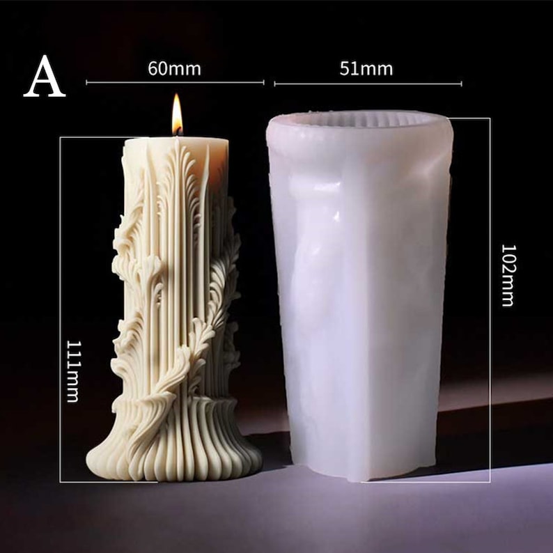 K&ouml;nnte beinhalten: Eine wei&szlig;e Kerzenform mit einem detaillierten Design. Die Form ist 111 mm hoch, 60 mm breit und 51 mm im Durchmesser. Die Form ist aus Silikon und wurde entwickelt, um eine Kerze mit einem detaillierten Design zu erstellen.