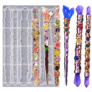Puede incluir: Un molde de silicona para hacer varitas de resina. El molde tiene 12 cavidades individuales para crear varitas con diferentes dise&ntilde;os, incluyendo una varita con una punta de cristal, una varita con un dise&ntilde;o floral y una varita con un dise&ntilde;o geom&eacute;trico.