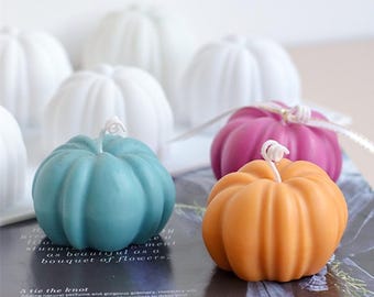Peut inclure: Quatre bougies en forme de citrouille blanches, une bougie en forme de citrouille bleu sarcelle, une bougie en forme de citrouille rose et une bougie en forme de citrouille orange.