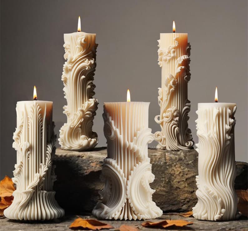 K&ouml;nnte beinhalten: F&uuml;nf dekorative Kerzen mit aufwendigen, skulptierten Designs. Die Kerzen sind alle wei&szlig; und haben ein strukturiertes, florales Muster. Sie sind auf einer Holzoberfl&auml;che angeordnet.