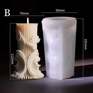 K&ouml;nnte beinhalten: Eine wei&szlig;e Silikon-Kerzenform mit einem detaillierten Design. Die Form ist 15 cm hoch und 10 cm breit. Die Form wird neben einer fertigen Kerze gezeigt, die 11,2 cm hoch und 7 cm breit ist.