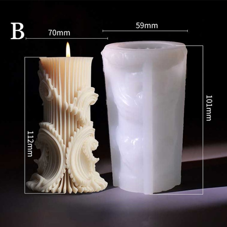 K&ouml;nnte beinhalten: Eine wei&szlig;e Silikon-Kerzenform mit einem detaillierten Design. Die Form ist 15 cm hoch und 10 cm breit. Die Form wird neben einer fertigen Kerze gezeigt, die 11,2 cm hoch und 7 cm breit ist.