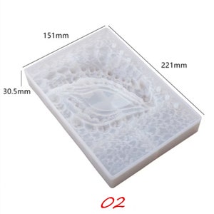 Pu&ograve; includere: Stampo in silicone bianco per la colata di resina, a forma di occhio di drago. Lo stampo misura 19 cm per 23 cm e 3 cm di profondit&agrave;. Lo stampo &egrave; etichettato con "02".