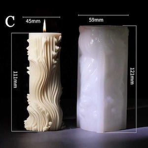 K&ouml;nnte beinhalten: Eine wei&szlig;e Kerzenform mit einem strukturierten Design. Die Form ist 5,9 cm breit und 12,1 cm hoch. Die Kerze ist 4,5 cm breit und 11,1 cm hoch.