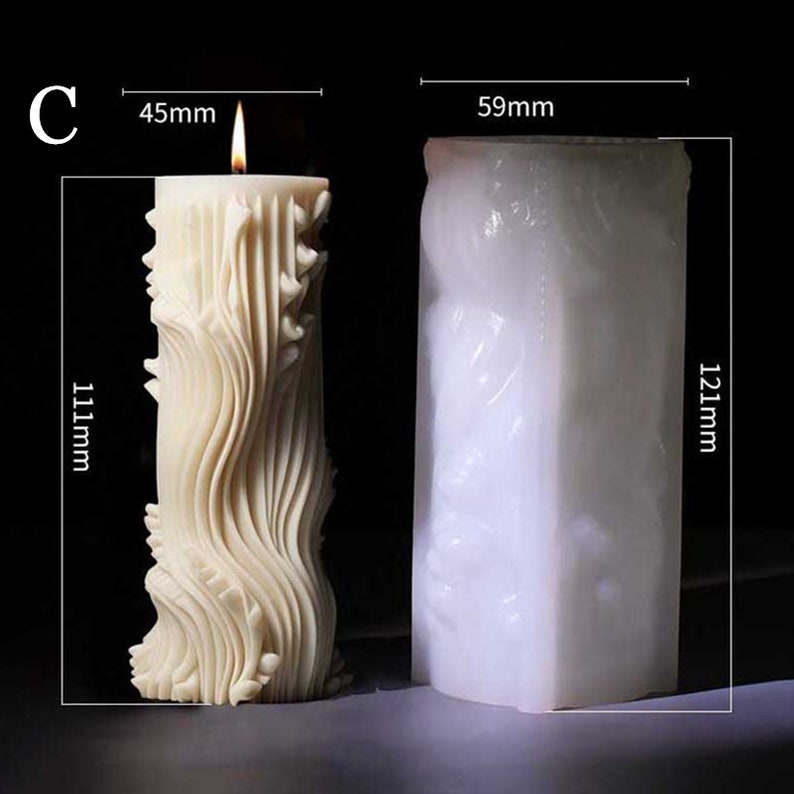 K&ouml;nnte beinhalten: Eine wei&szlig;e Kerzenform mit einem strukturierten Design. Die Form ist 5,9 cm breit und 12,1 cm hoch. Die Kerze ist 4,5 cm breit und 11,1 cm hoch.
