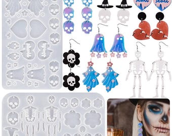 Puede incluir: Dos moldes de silicona para hacer pendientes. Un molde tiene una variedad de formas con temática de Halloween, incluyendo fantasmas, calaveras, corazones y flores. El otro molde tiene una variedad de formas, incluyendo esqueletos, sombreros y corazones. También hay varios pendientes terminados hechos con los moldes, incluyendo un par de pendientes de calavera, un par de pendientes de fantasma, un par de pendientes de esqueleto y un par de pendientes de corazón.