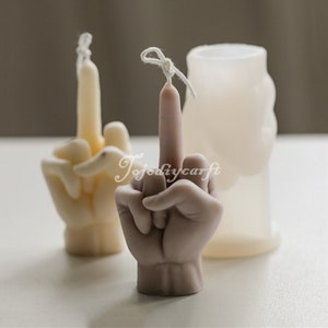 Pu&ograve; includere: Tre stampi in silicone per realizzare candele a forma di mano che fa il dito medio. Gli stampi sono bianchi e grigi.