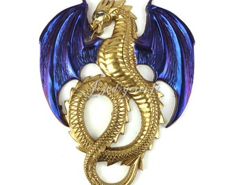 Puede incluir: Una escultura de dragón dorada con alas azules iridiscentes. El dragón está enroscado con la cola en la boca.