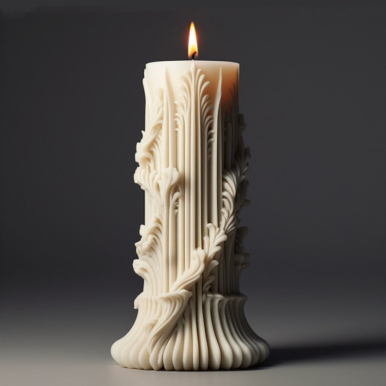 K&ouml;nnte beinhalten: Eine wei&szlig;e Kerze in S&auml;ulenform mit aufwendigen floralen Mustern, die in das Wachs geschnitzt sind. Die Kerze ist angez&uuml;ndet und die Flamme ist sichtbar.