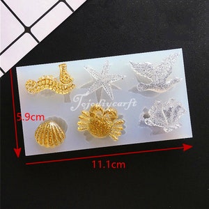 Peut inclure: Un moule en silicone avec six motifs différents sur le thème de la mer : un hippocampe, une étoile de mer, un oiseau, une coquille, un crabe et une coquille Saint-Jacques. Le moule mesure 5,9 cm sur 11,1 cm.