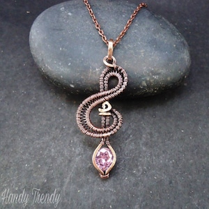 Solsleutel hanger, roze CZ draadgewikkelde ketting, handgemaakt verjaardagscadeau voor vriend muzikant vader zus hem haar, muzieknoot sieraden