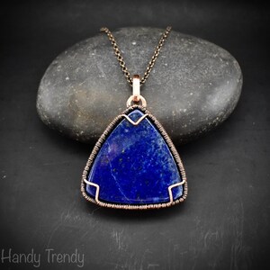Vändbart triangelhänge med lapis lazuli, halsband med koppartråd, unik handgjord gåva, hantverksmässiga bohemiska smycken, blått och grått halsband