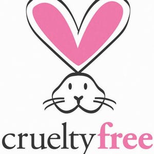K&ouml;nnte beinhalten: Eine Schwarzwei&szlig;illustration eines Kaninchens mit rosa Ohren in Herzform. Der Text "cruelty free" befindet sich unter dem Kaninchen.
