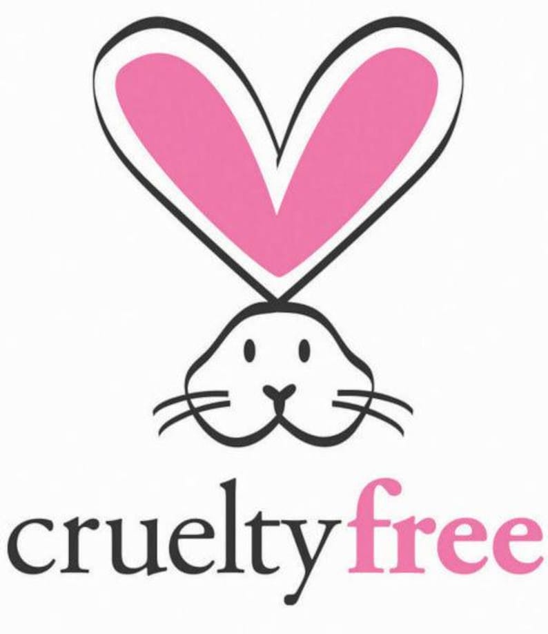 K&ouml;nnte beinhalten: Eine Schwarzwei&szlig;illustration eines Kaninchens mit rosa Ohren in Herzform. Der Text "cruelty free" befindet sich unter dem Kaninchen.