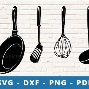 Puede incluir: Cuatro utensilios de cocina negros colgados en una pared de ladrillo blanco. Los utensilios incluyen una sartén, una espátula, un batidor y un cucharón.