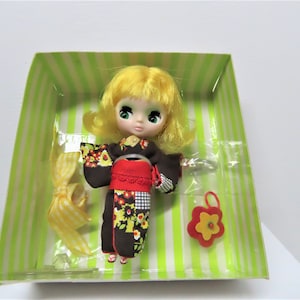 Petit Blythe Puppe Spring Chocolat, komplett und in ihrer originalen Box.