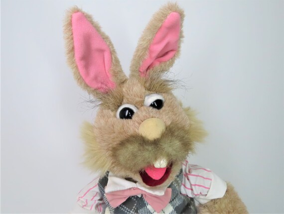 Eine Jim Henson The Tale Of The Bunny Picnic Pluschhandpuppe aus dem Jahr 1987 von Applause. Bohnenhase. Etsy
