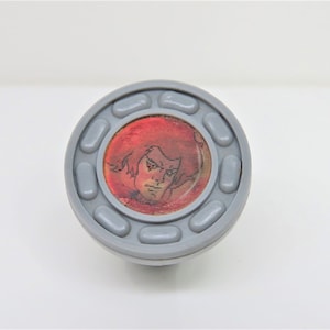 A vintage 1986 Thundercats lenticular tilt ring with Lion-O and Cat symbol images.