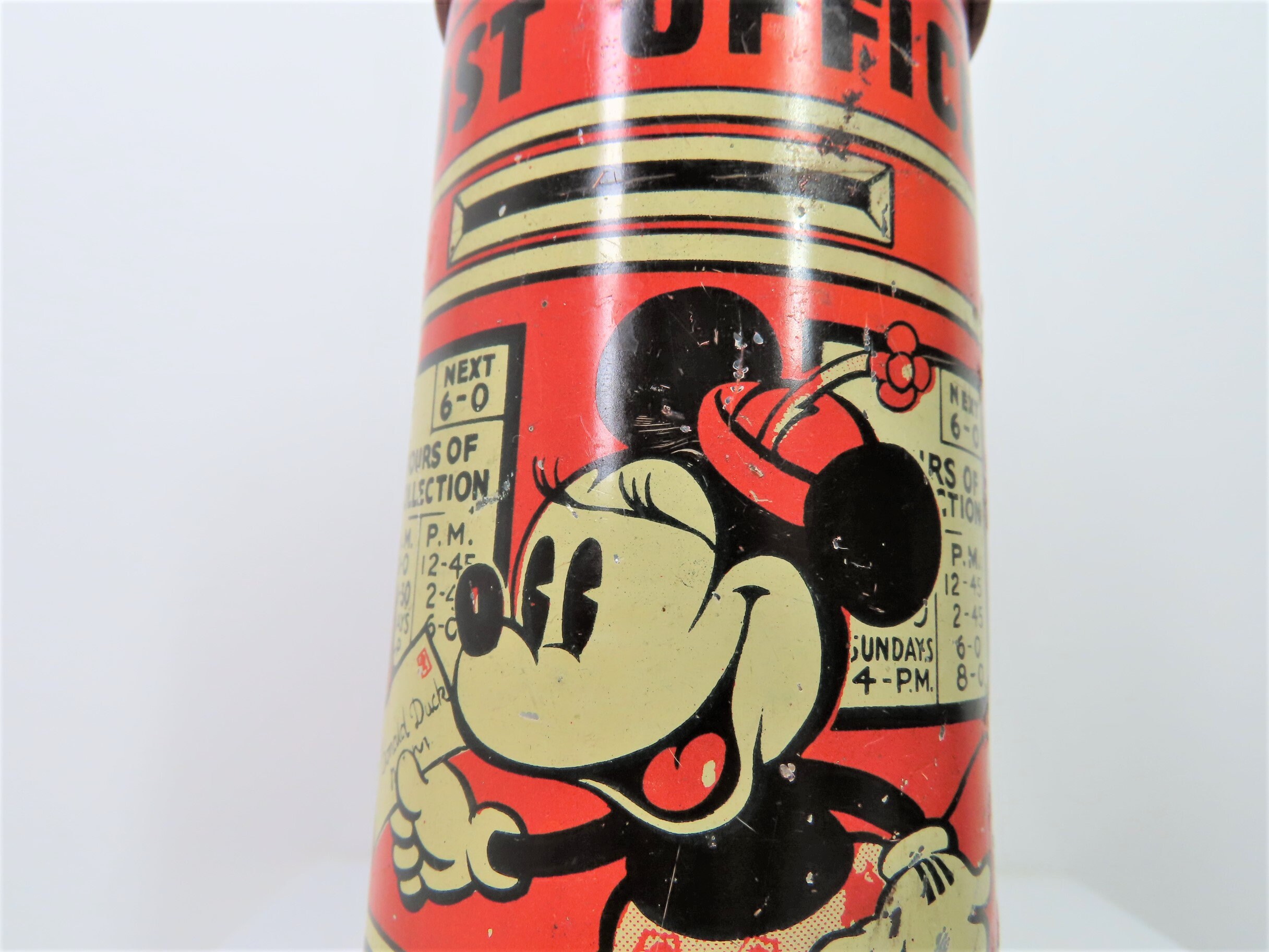 1930 年代のビンテージ ミッキー マウス郵便局ブリキ貯金箱。プルート