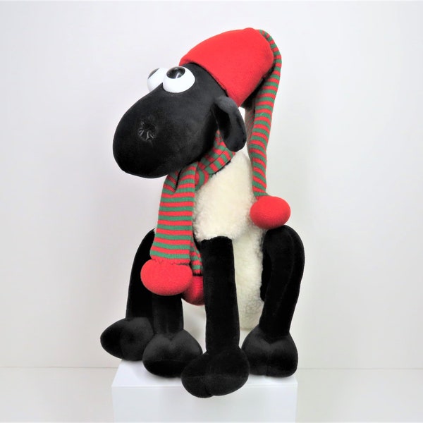 Une peluche Shaun The Sheep vintage des années 1990 de grande taille portant son chapeau et son écharpe d'hiver.