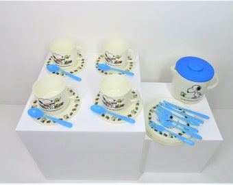 A vintage 1970s Snoopy tea set.