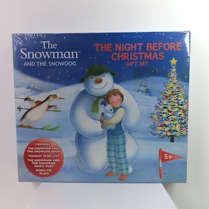 Ein Raymond Briggs Schneemann und Schneehund Weihnachtsgeschenk Set mit Mince Pie Platte.