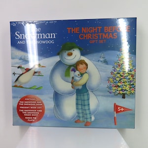 Ein Raymond Briggs Schneemann und Schneehund Weihnachtsgeschenk Set mit Mince Pie Platte.