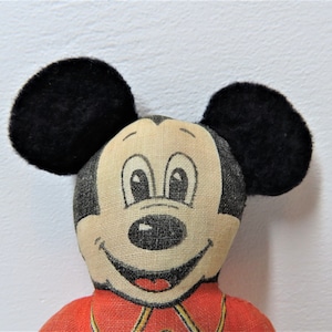 K&ouml;nnte beinhalten: Vintage Mickey Mouse Pl&uuml;schtier mit schwarzen Filzohren und einem roten und gelben Stoffoutfit.