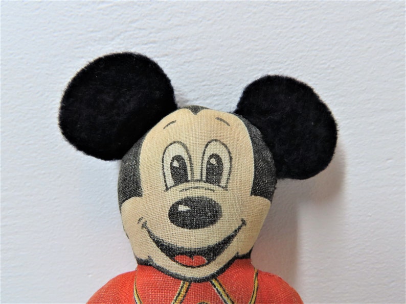 K&ouml;nnte beinhalten: Vintage Mickey Mouse Pl&uuml;schtier mit schwarzen Filzohren und einem roten und gelben Stoffoutfit.