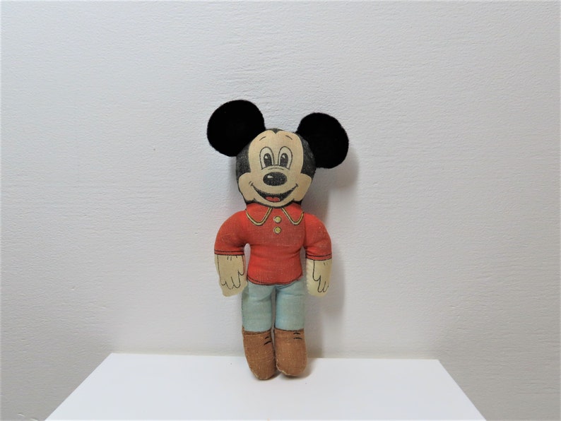 K&ouml;nnte beinhalten: Vintage Pl&uuml;schtier Mickey Mouse mit schwarzen Ohren, rotem Shirt, blauer Hose und braunen Schuhen.