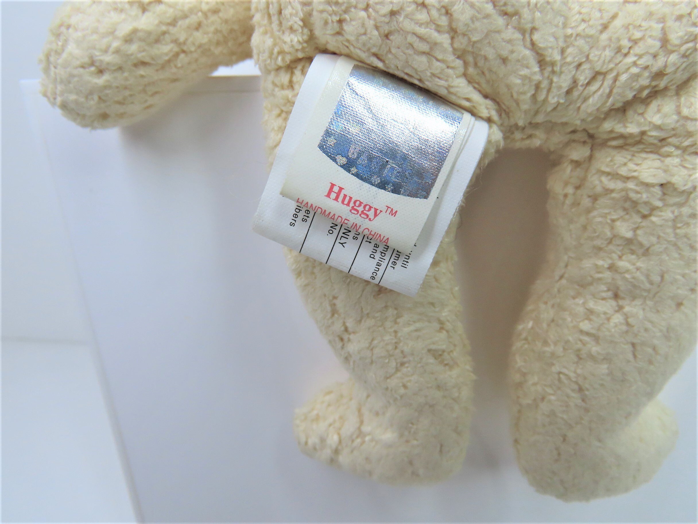 2000 年製ヴィンテージ Ty Beanie Babies の小さなテディベア「Huggy