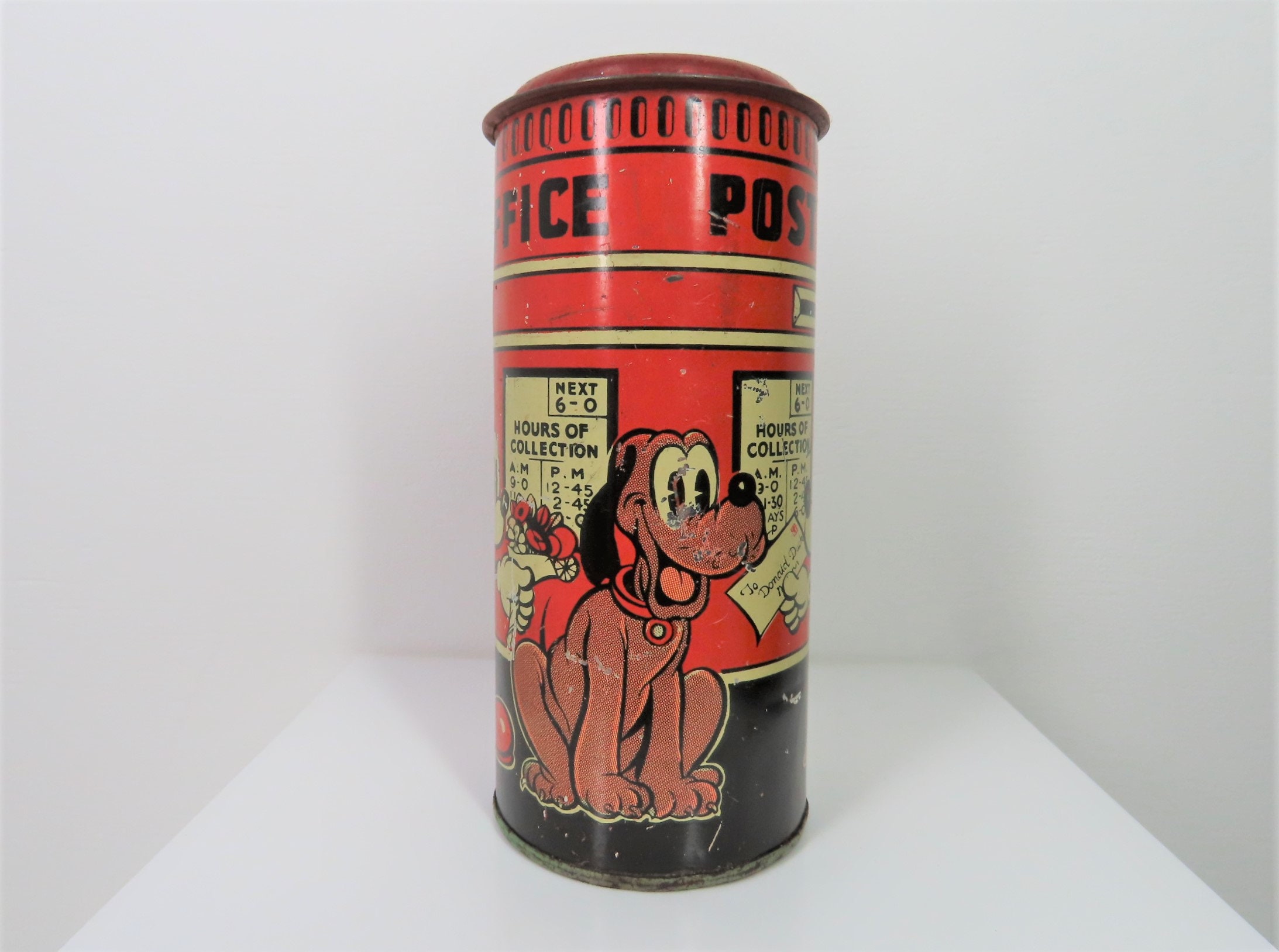 1930 年代のビンテージ ミッキー マウス郵便局ブリキ貯金箱。プルート