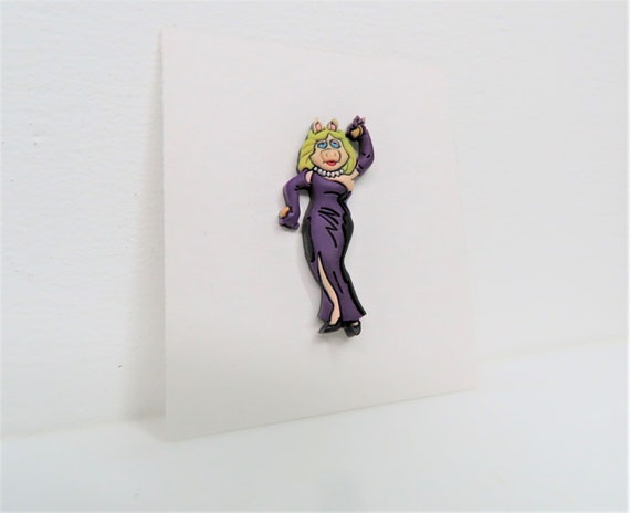 A vintage 2001 Miss Piggy Muppet show pin.  Jim H… - image 3