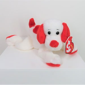 A vintage TY Beanie Babies dog soft toy plush names Honey-Bun, with swing tag.