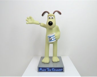 A vintage 1990s Gromit waving figure.