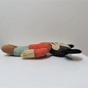 K&ouml;nnte beinhalten: Ein Vintage-Pl&uuml;schtier von Mickey Mouse, das auf der Seite liegt. Das Spielzeug ist aus Stoff und hat ein rotes Hemd, eine blaue Hose und schwarze Ohren. Das Spielzeug ist in gutem Zustand, weist aber Gebrauchsspuren auf.