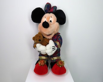 1990 年代のヴィンテージのミニーマウスのぬいぐるみ。パジャマと就寝時のテディベアが付いていて、とてもかわいいです。