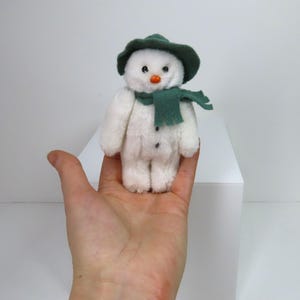 Ein Vintage 1987 Raymond Briggs The Snowman winziges Plüsch von Eden Toys.