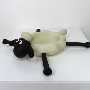 A vintage 1990s Shaun the sheep novelty plastic soap dish.  Wallace and Gromit.