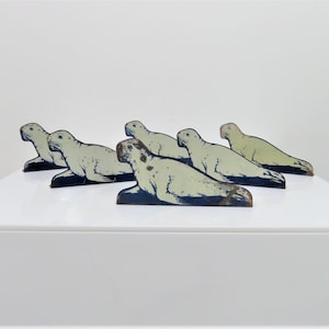 A vintage 1950s - 60s set of small tinplate lithographed seals.  Absolutely beautiful !