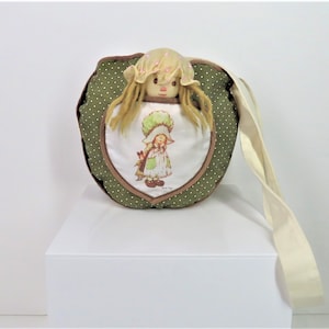 Eine Vintage 1970er Jahre Sarah Kay kleine Baumwolltasche mit dazugehöriger Stoffpuppe, von Pedigree.
