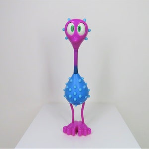 Eine Vintage Tiny Planets Flocker Alien Spielzeugfigur.